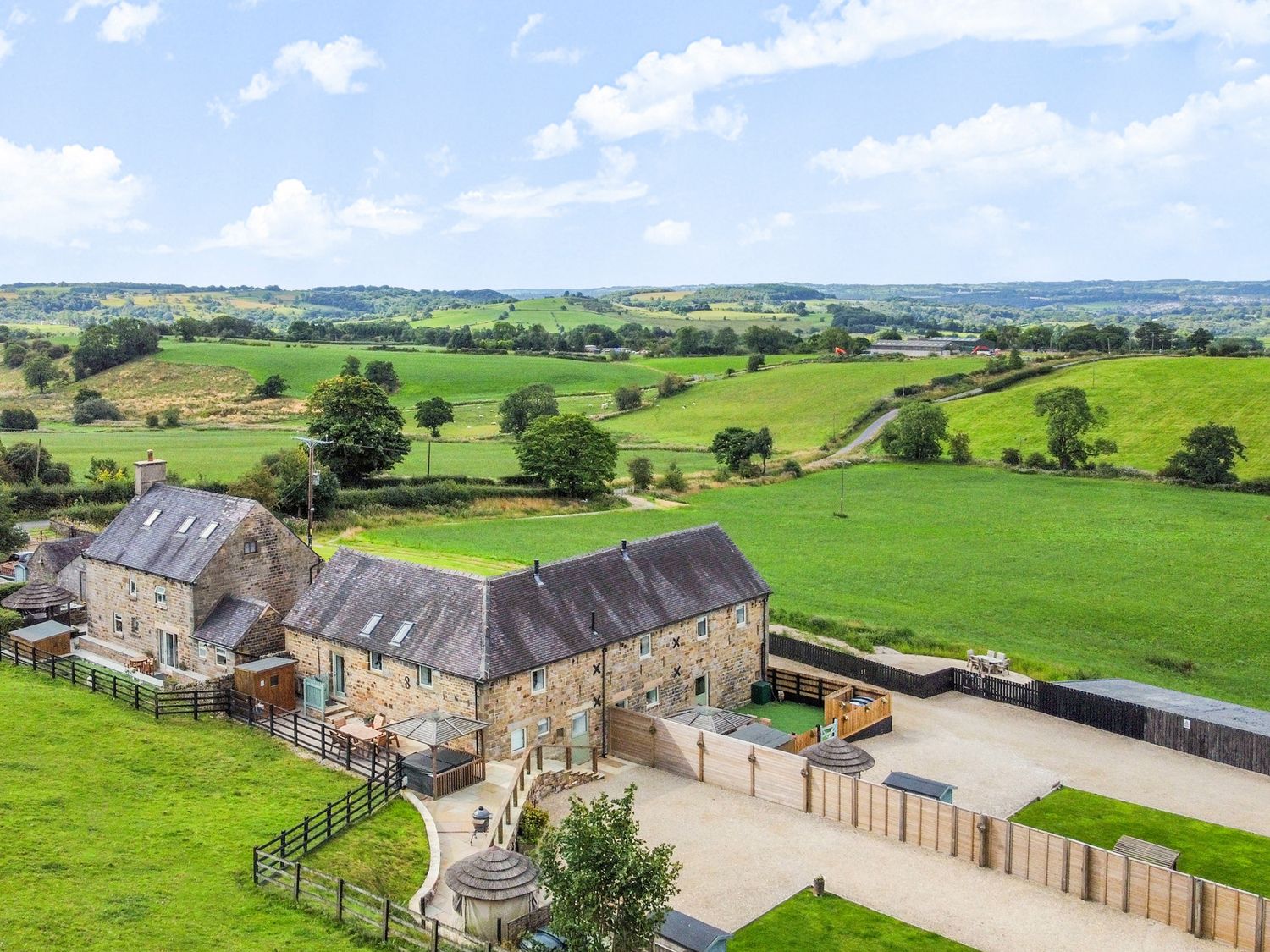Pastures Barn, Bradnop, Leek, Staffordshire. Woodburning stove. Sauna. Hot tub. Pet-friendly. Games.