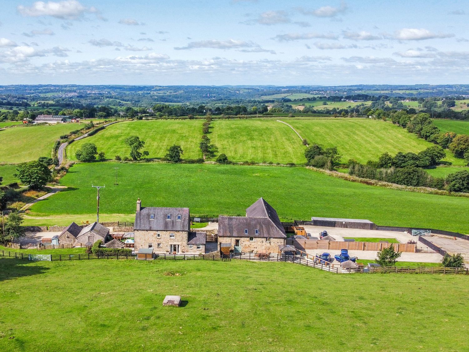Pastures Barn, Bradnop, Leek, Staffordshire. Woodburning stove. Sauna. Hot tub. Pet-friendly. Games.