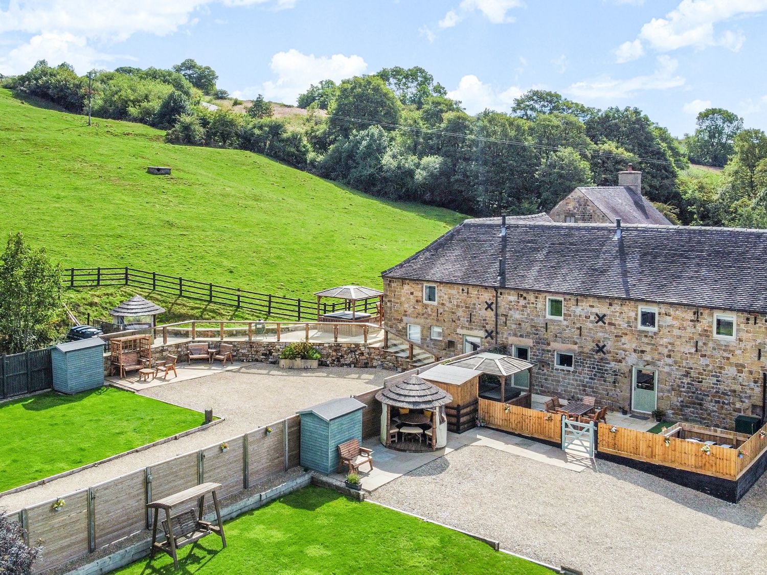 Pastures Barn, Bradnop, Leek, Staffordshire. Woodburning stove. Sauna. Hot tub. Pet-friendly. Games.