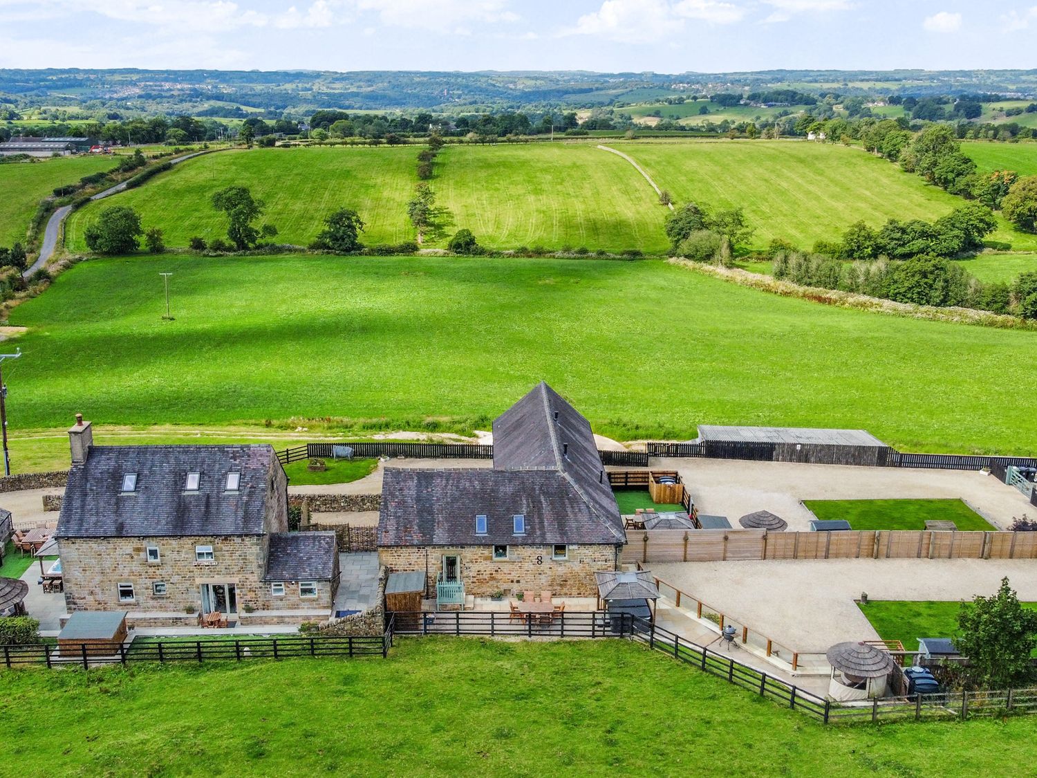 Pastures Barn, Bradnop, Leek, Staffordshire. Woodburning stove. Sauna. Hot tub. Pet-friendly. Games.