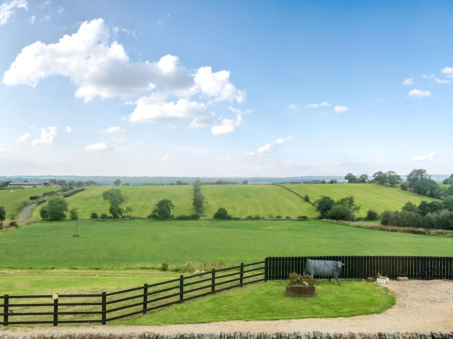 Pastures Barn, Bradnop, Leek, Staffordshire. Woodburning stove. Sauna. Hot tub. Pet-friendly. Games.