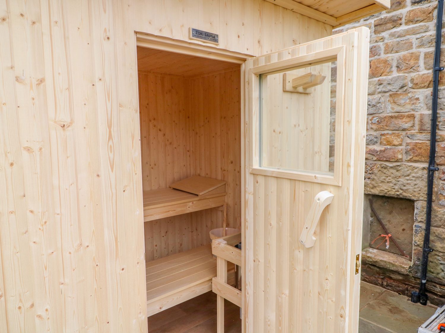 Pastures Barn, Bradnop, Leek, Staffordshire. Woodburning stove. Sauna. Hot tub. Pet-friendly. Games.