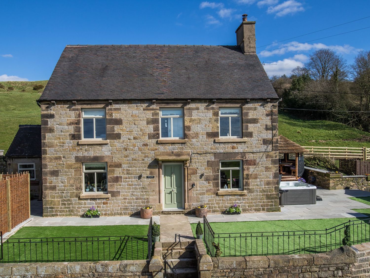 Holly Dale in Bradnop, near Leek, Staffordshire. Woodburning stove. Hot tub. Sauna. Barbecue. Rural.