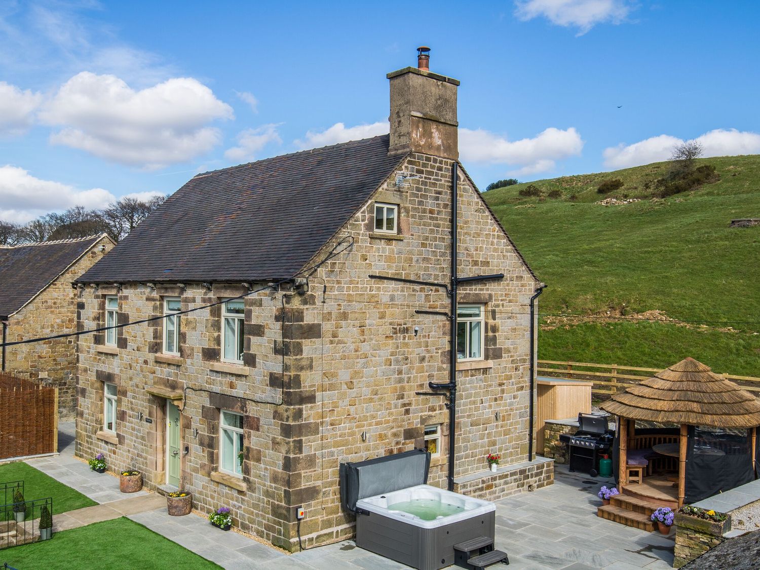 Holly Dale in Bradnop, near Leek, Staffordshire. Woodburning stove. Hot tub. Sauna. Barbecue. Rural.