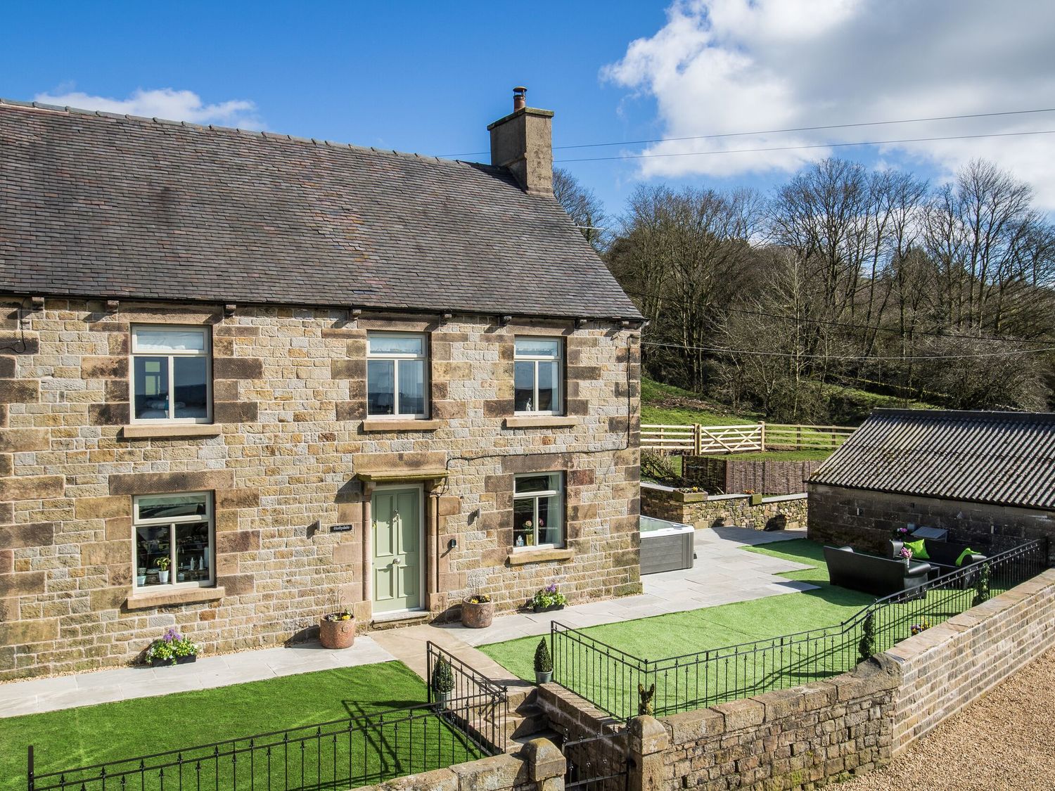 Holly Dale in Bradnop, near Leek, Staffordshire. Woodburning stove. Hot tub. Sauna. Barbecue. Rural.