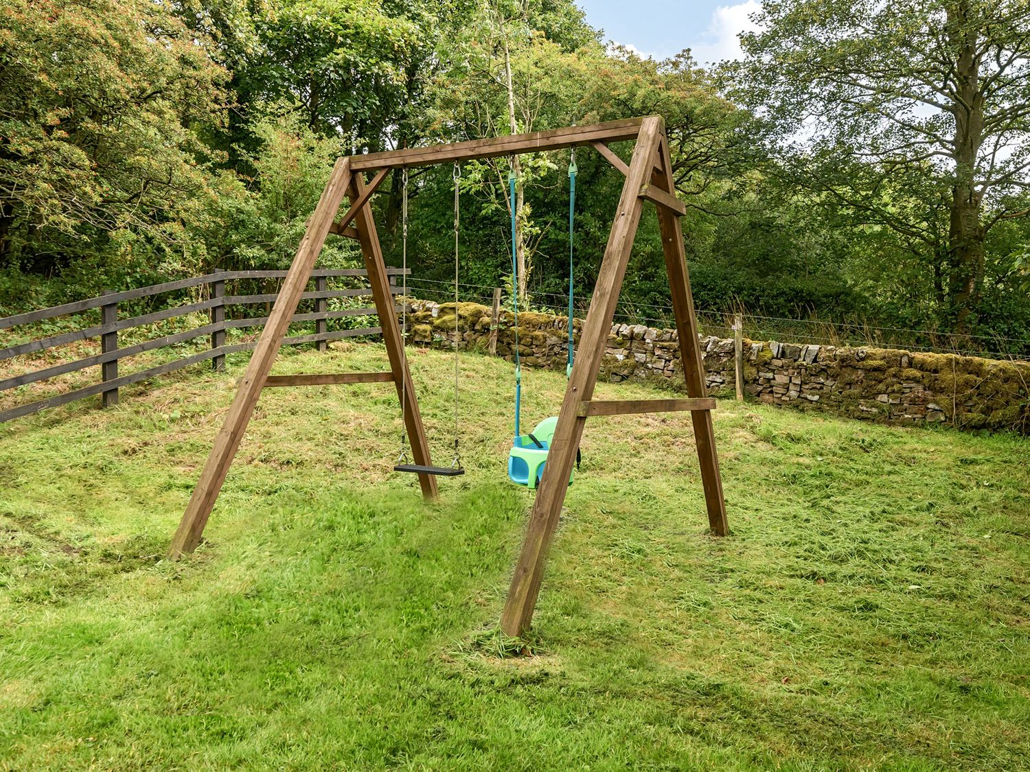 Holly Dale in Bradnop, near Leek, Staffordshire. Woodburning stove. Hot tub. Sauna. Barbecue. Rural.