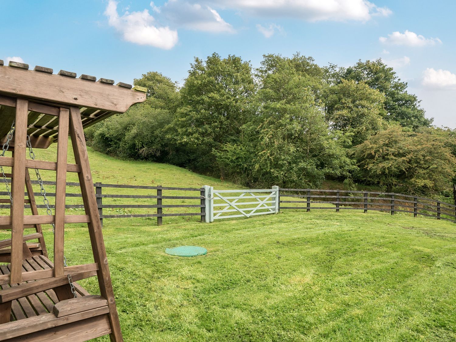 Holly Dale in Bradnop, near Leek, Staffordshire. Woodburning stove. Hot tub. Sauna. Barbecue. Rural.
