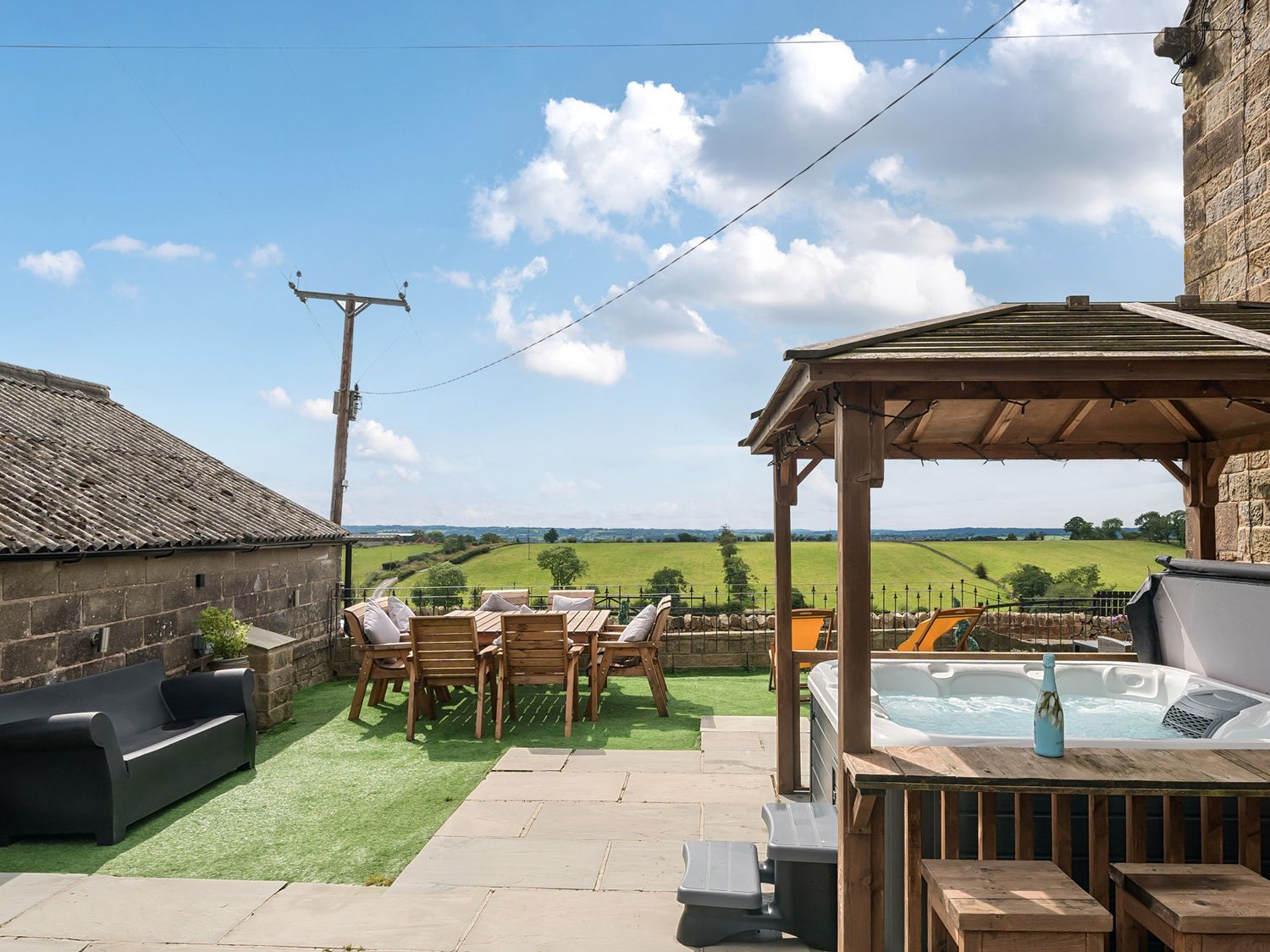 Holly Dale in Bradnop, near Leek, Staffordshire. Woodburning stove. Hot tub. Sauna. Barbecue. Rural.