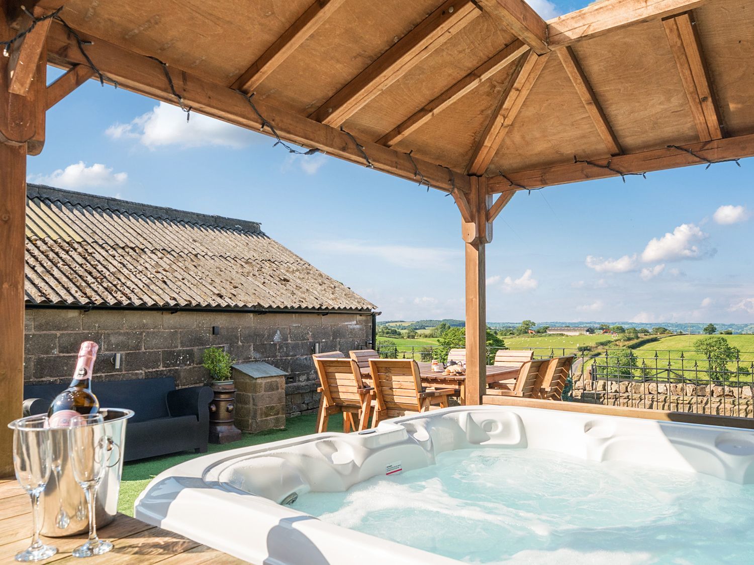 Holly Dale in Bradnop, near Leek, Staffordshire. Woodburning stove. Hot tub. Sauna. Barbecue. Rural.