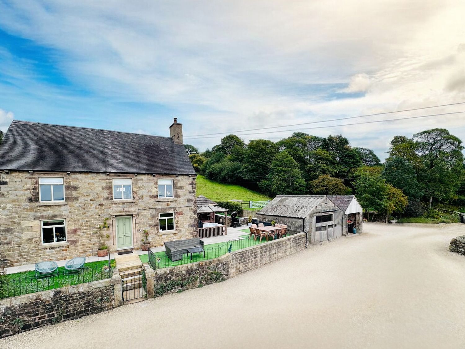 Holly Dale in Bradnop, near Leek, Staffordshire. Woodburning stove. Hot tub. Sauna. Barbecue. Rural.