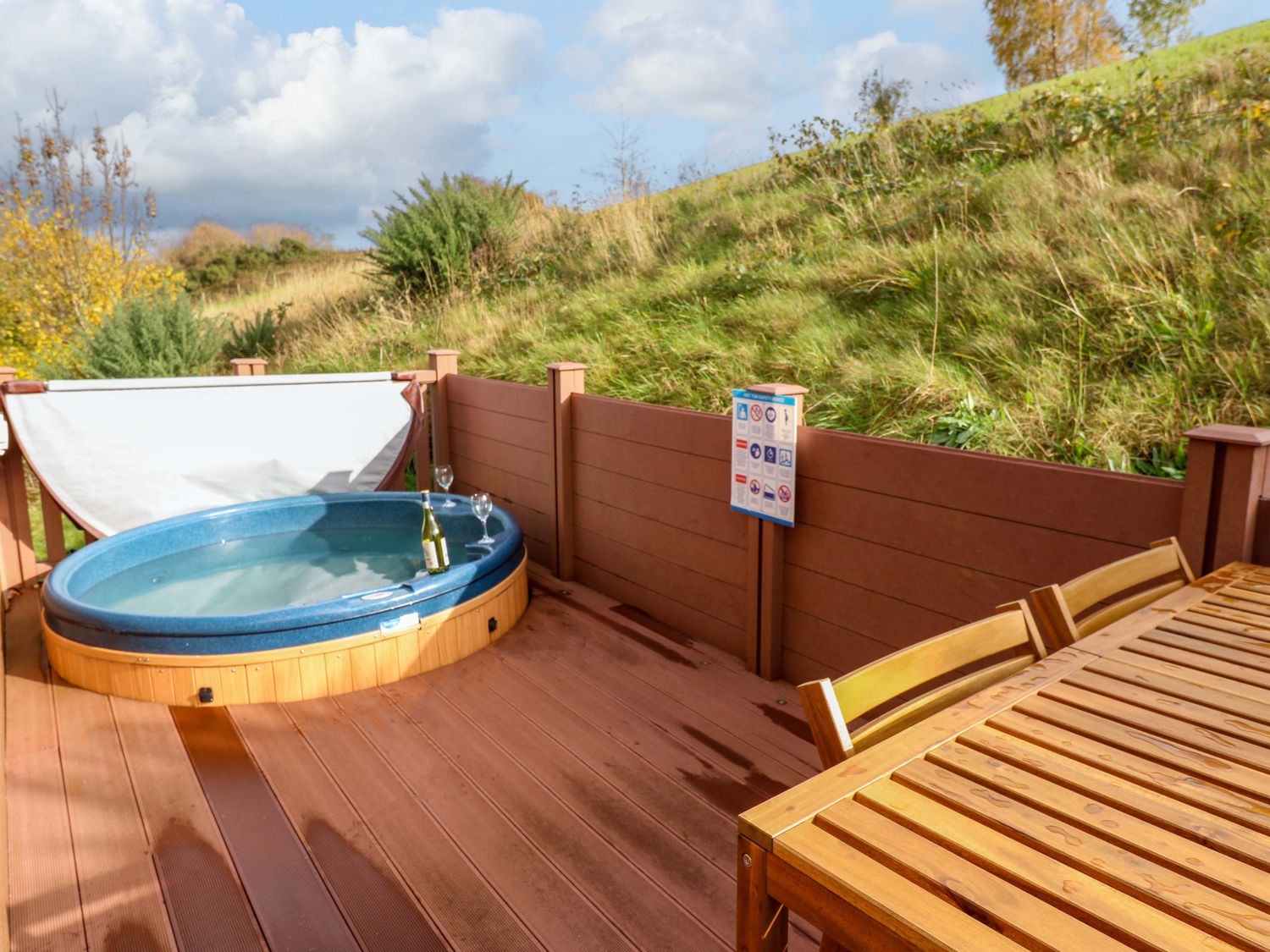 Dragonfly in Tunstall near Hipswell, North Yorkshire. Hot tub. Off-road parking. Smart TV. Open plan