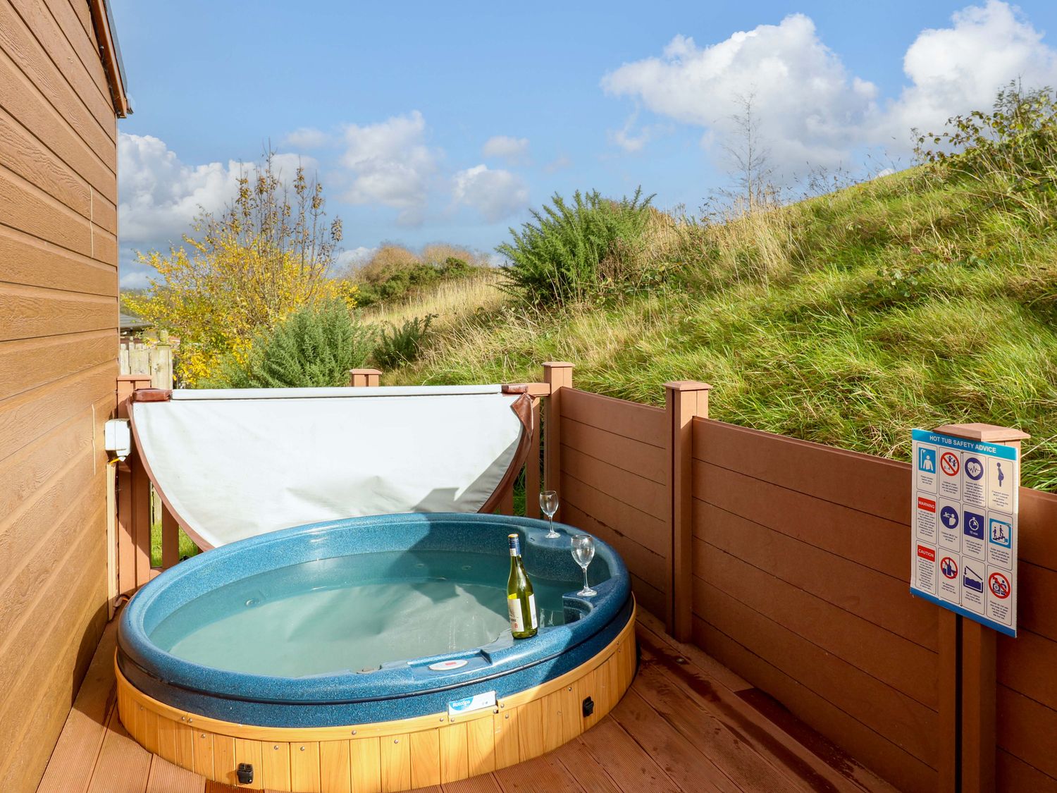 Dragonfly in Tunstall near Hipswell, North Yorkshire. Hot tub. Off-road parking. Smart TV. Open plan