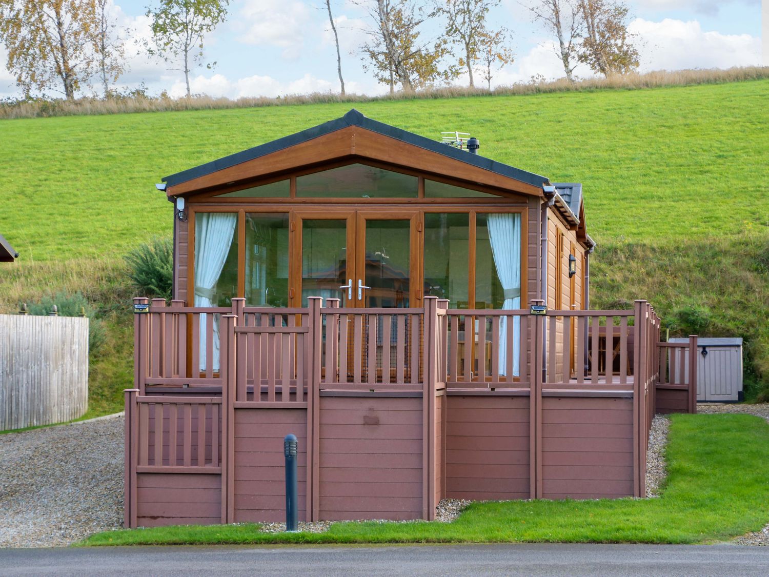 Dragonfly in Tunstall near Hipswell, North Yorkshire. Hot tub. Off-road parking. Smart TV. Open plan