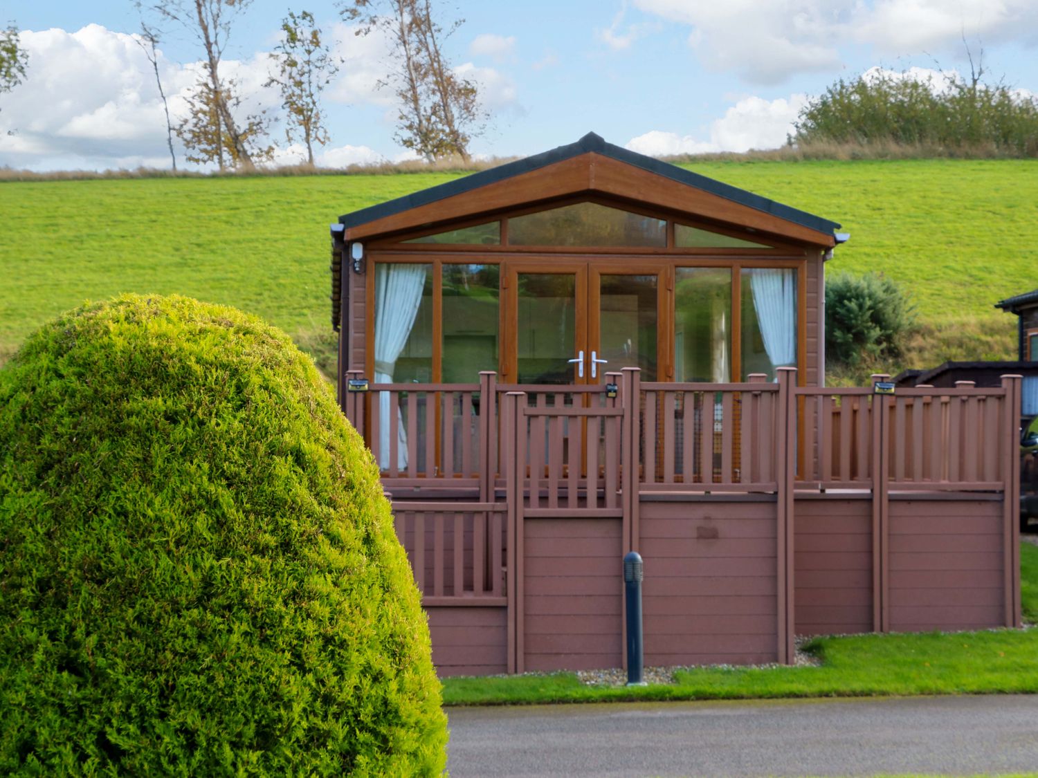 Dragonfly in Tunstall near Hipswell, North Yorkshire. Hot tub. Off-road parking. Smart TV. Open plan