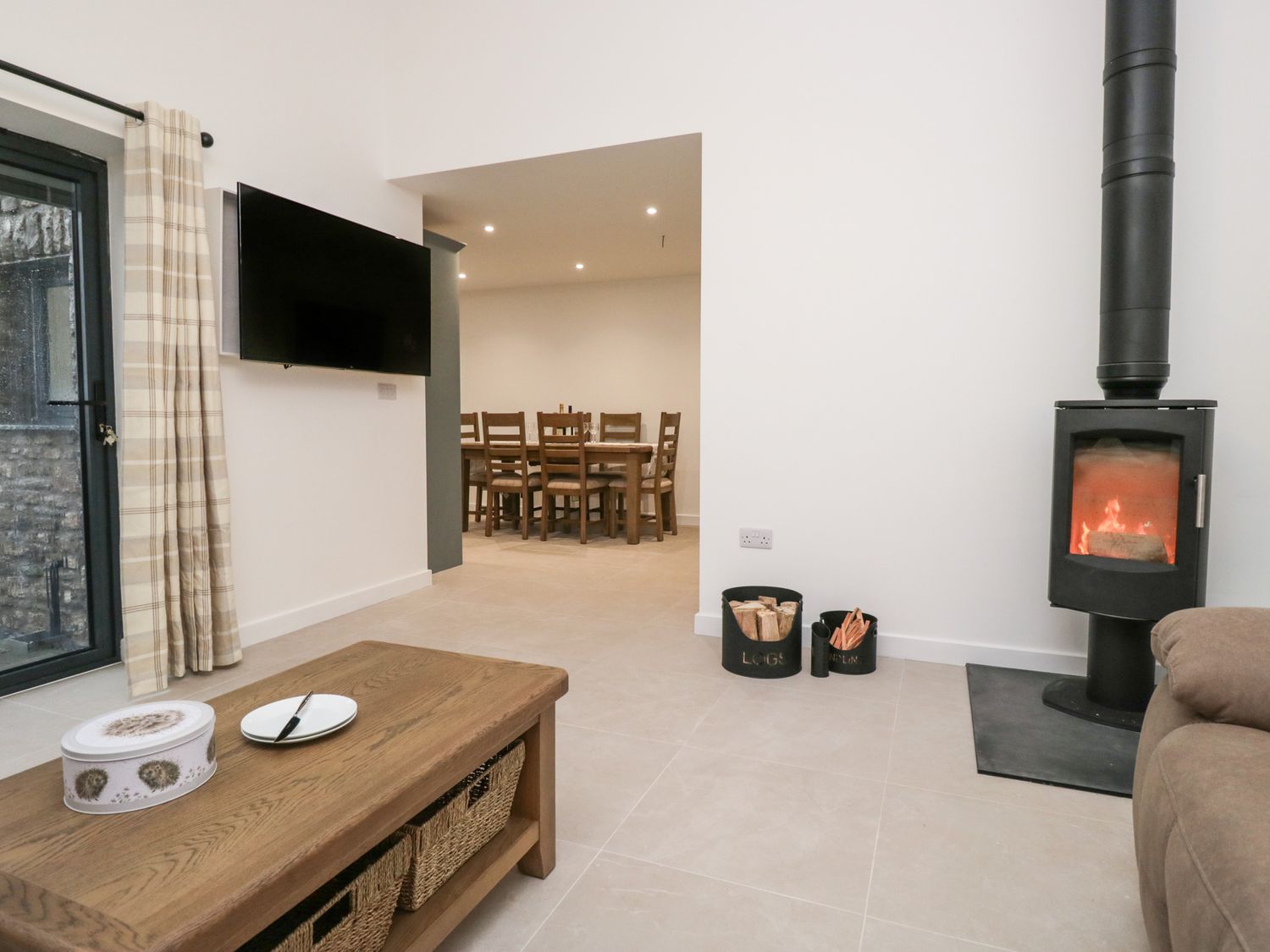 Apple Tree Barn near Dalton-In-Furness, Cumbria. Farm. Woodburning stove. Underfloor heating. HotTub