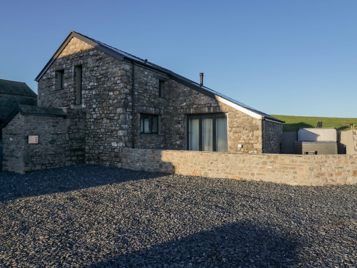 Apple Tree Barn near Dalton-In-Furness, Cumbria. Farm. Woodburning stove. Underfloor heating. HotTub