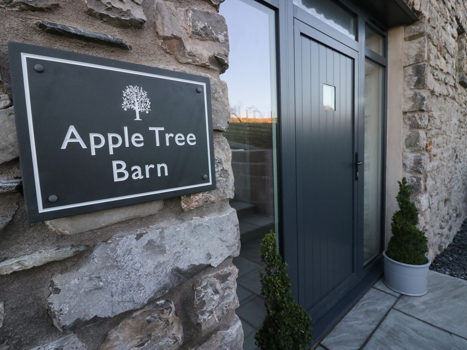 Apple Tree Barn near Dalton-In-Furness, Cumbria. Farm. Woodburning stove. Underfloor heating. HotTub