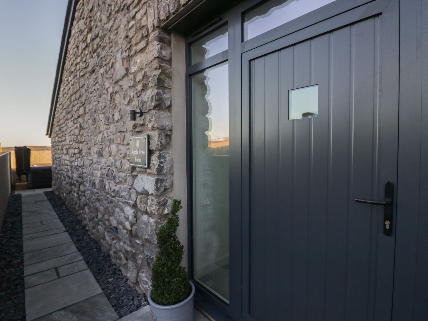 Apple Tree Barn near Dalton-In-Furness, Cumbria. Farm. Woodburning stove. Underfloor heating. HotTub