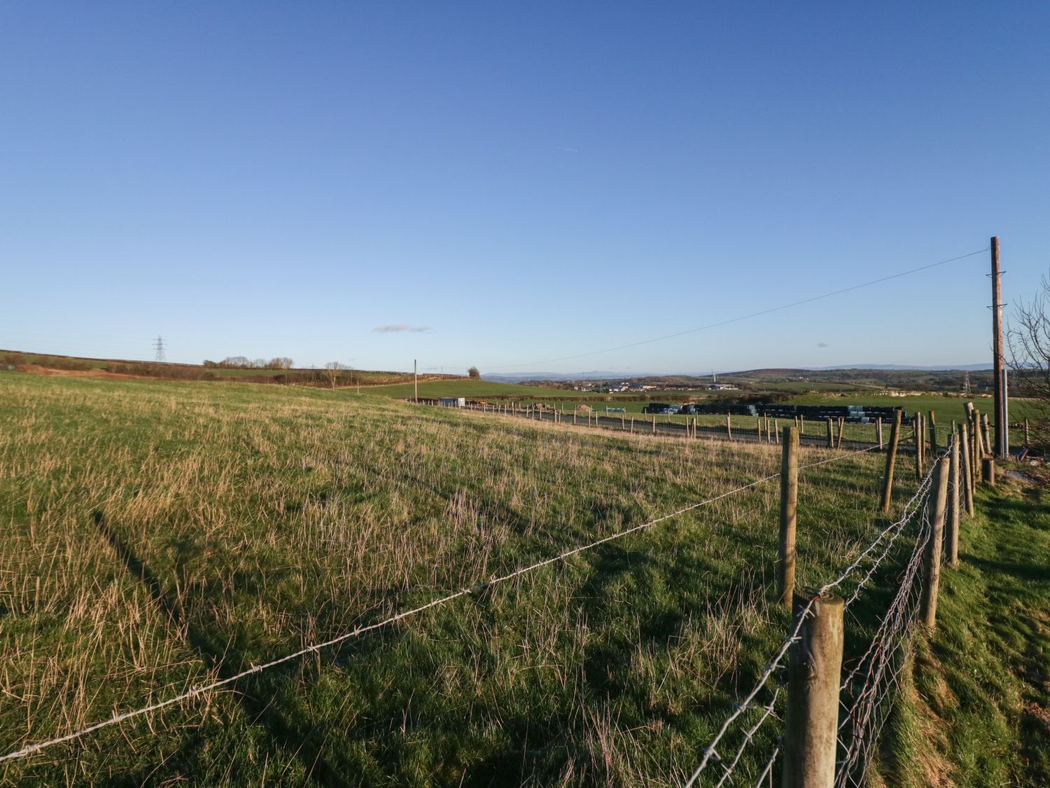 Apple Tree Barn near Dalton-In-Furness, Cumbria. Farm. Woodburning stove. Underfloor heating. HotTub