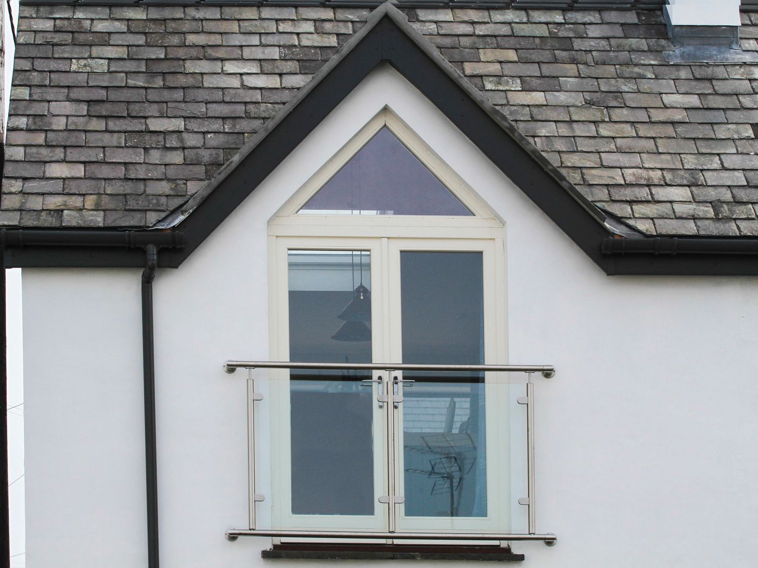 Chapel House, former chapel house, Rhosneigr, Anglesey, with hot tub, woodburning stove and balcony.