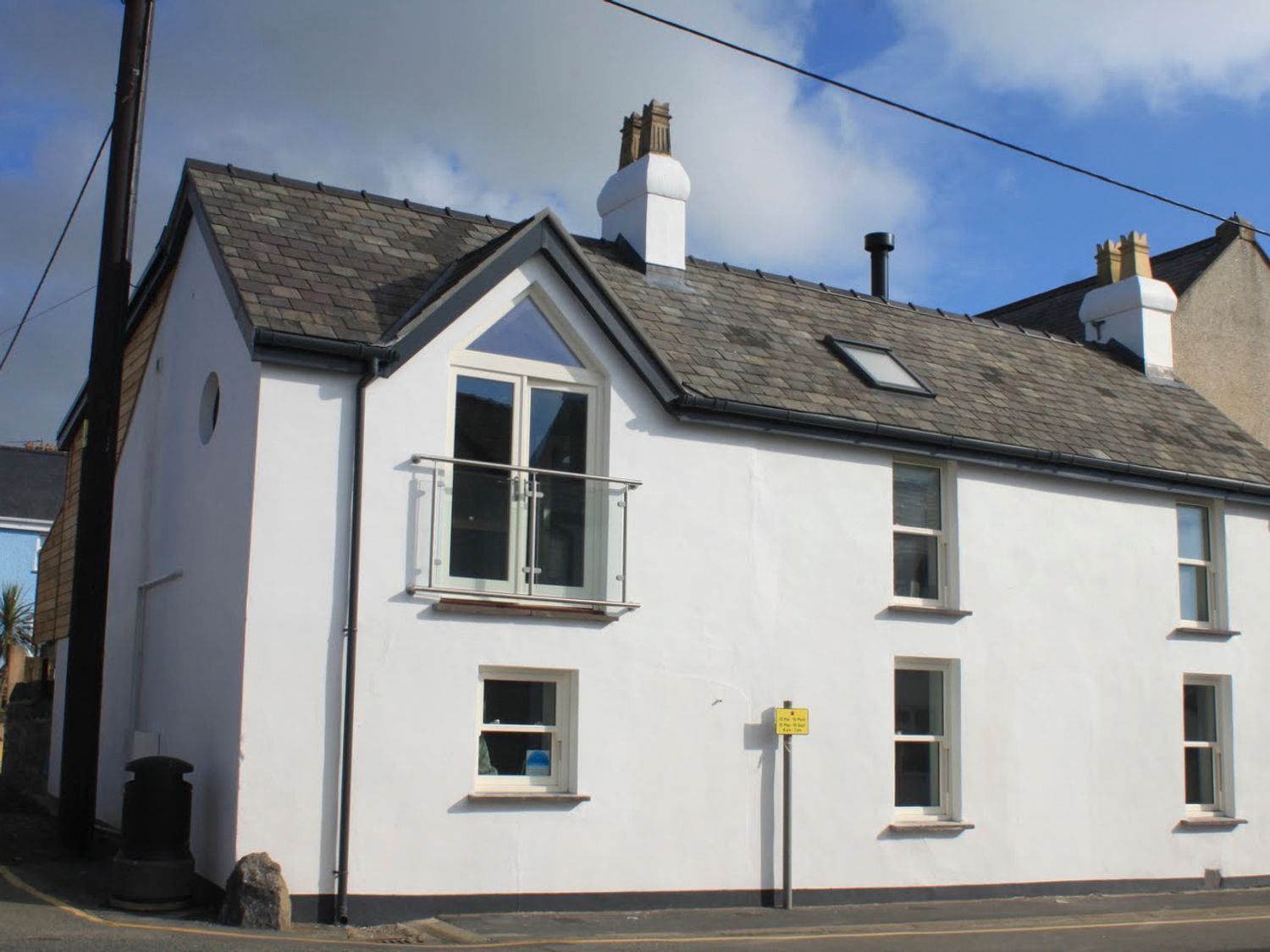 Chapel House, former chapel house, Rhosneigr, Anglesey, with hot tub, woodburning stove and balcony.