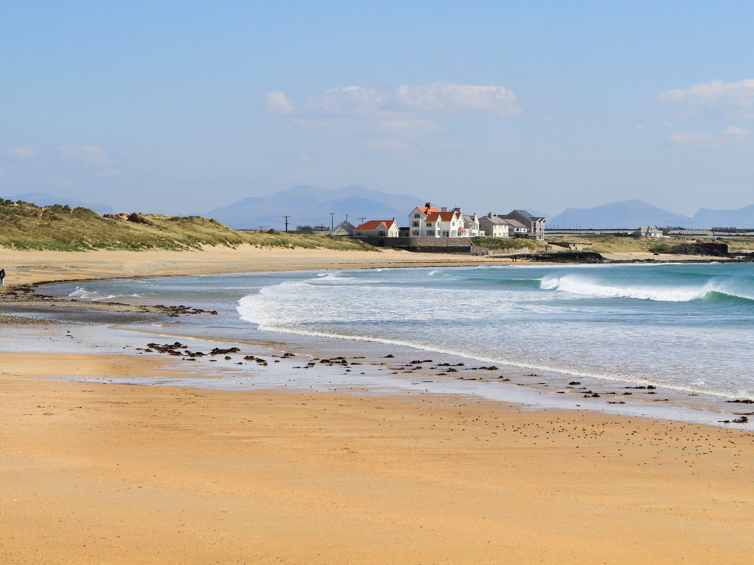 Chapel House, former chapel house, Rhosneigr, Anglesey, with hot tub, woodburning stove and balcony.