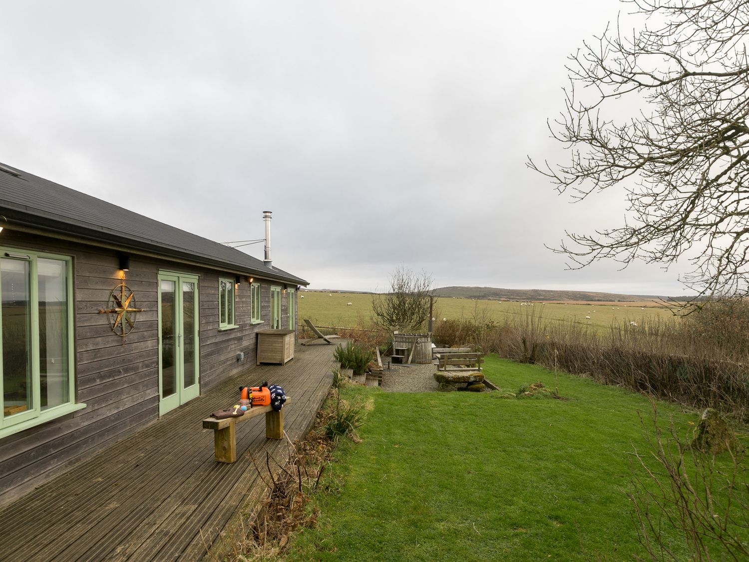 Smugglers, St Tudy, Cornwall. Hot tub. Woodburning stove. Romantic. Smart TV. Pet-friendly. En-suite