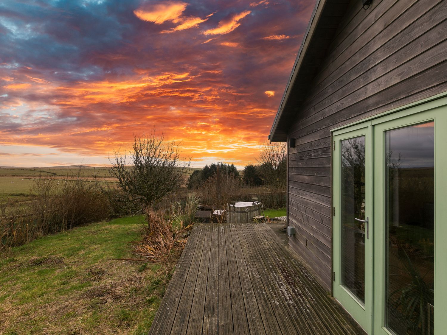 Smugglers, St Tudy, Cornwall. Hot tub. Woodburning stove. Romantic. Smart TV. Pet-friendly. En-suite