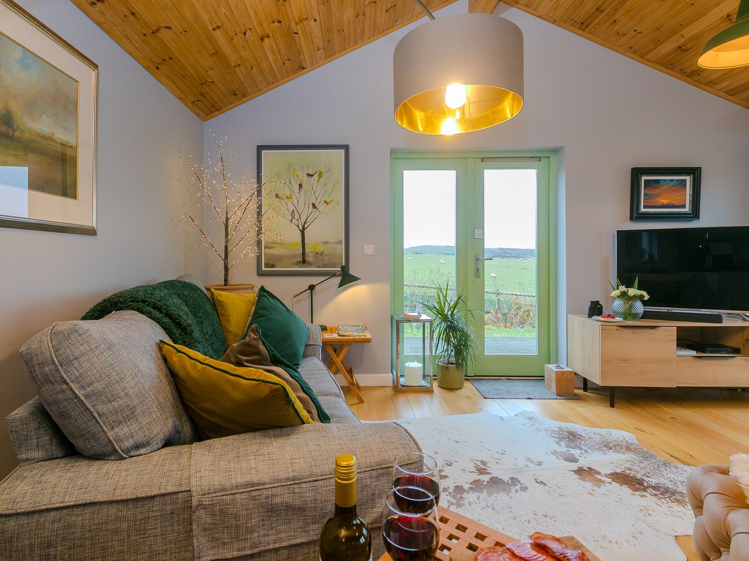 Smugglers, St Tudy, Cornwall. Hot tub. Woodburning stove. Romantic. Smart TV. Pet-friendly. En-suite