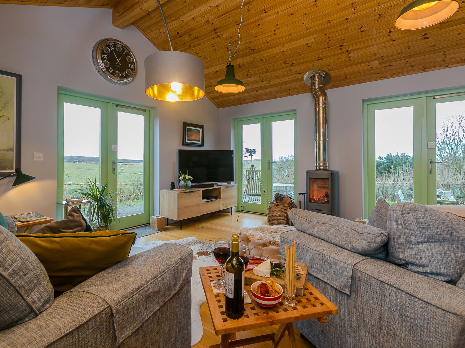 Smugglers, St Tudy, Cornwall. Hot tub. Woodburning stove. Romantic. Smart TV. Pet-friendly. En-suite