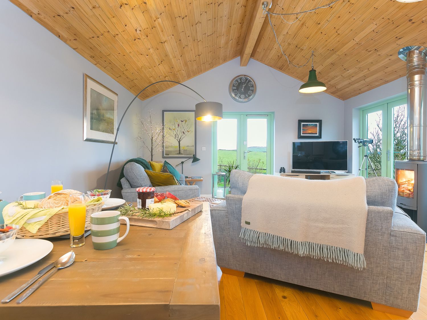 Smugglers, St Tudy, Cornwall. Hot tub. Woodburning stove. Romantic. Smart TV. Pet-friendly. En-suite