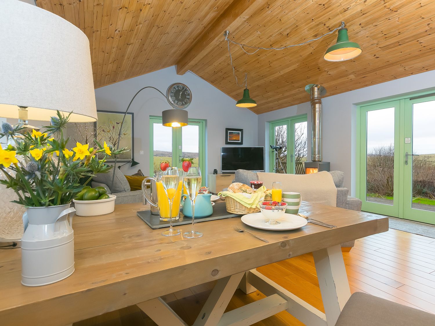 Smugglers, St Tudy, Cornwall. Hot tub. Woodburning stove. Romantic. Smart TV. Pet-friendly. En-suite