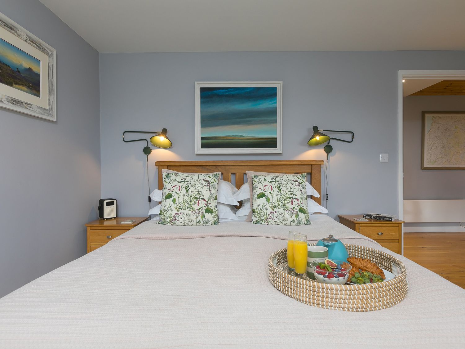 Smugglers, St Tudy, Cornwall. Hot tub. Woodburning stove. Romantic. Smart TV. Pet-friendly. En-suite