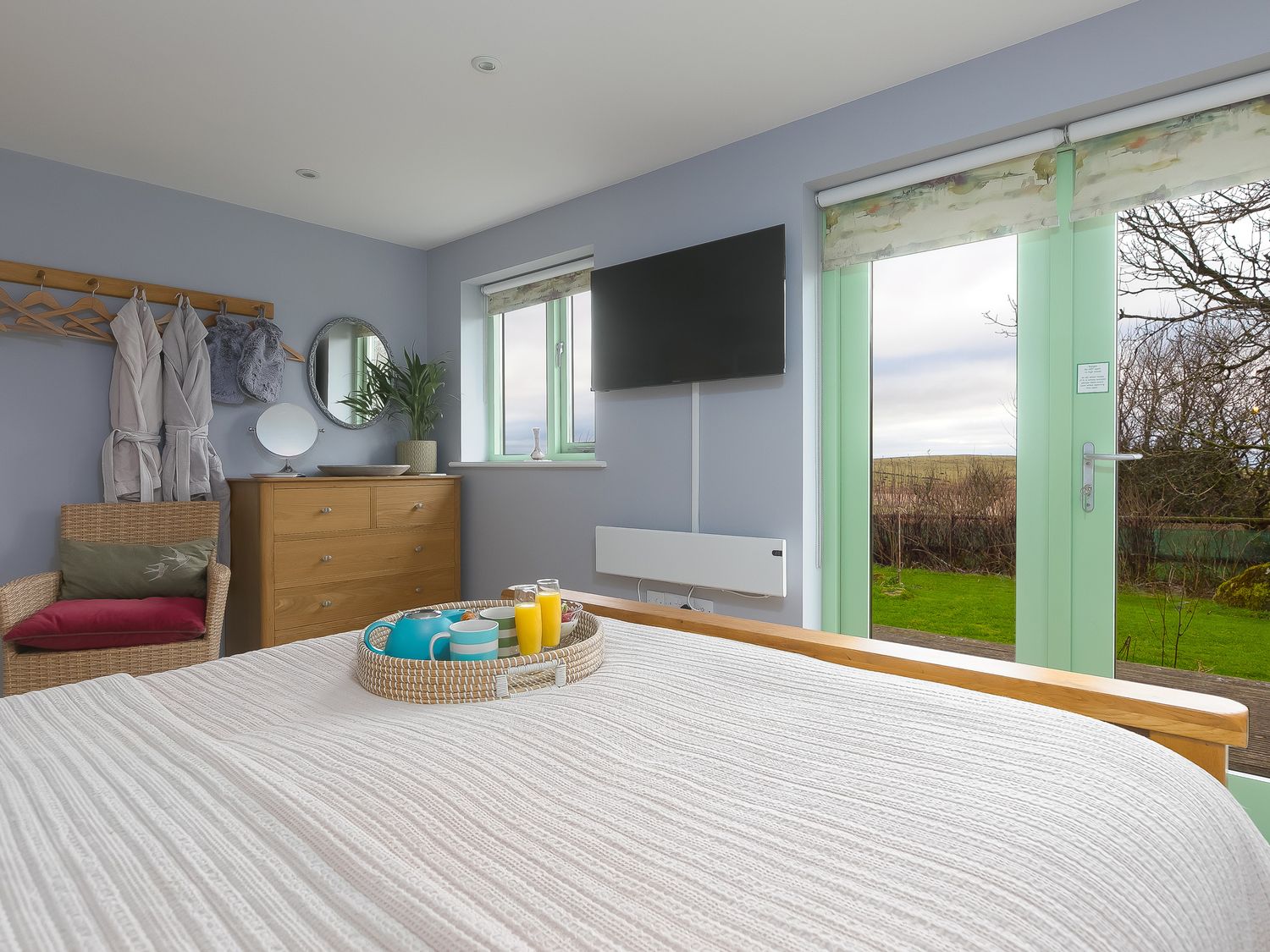 Smugglers, St Tudy, Cornwall. Hot tub. Woodburning stove. Romantic. Smart TV. Pet-friendly. En-suite