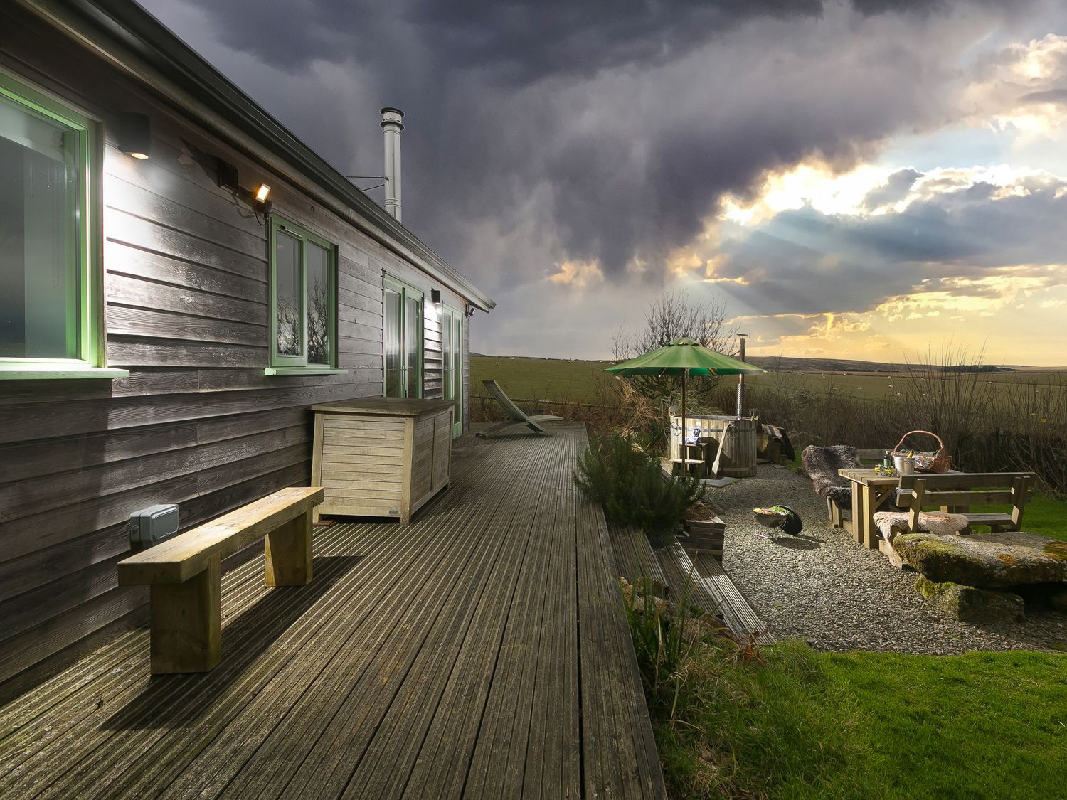 Smugglers, St Tudy, Cornwall. Hot tub. Woodburning stove. Romantic. Smart TV. Pet-friendly. En-suite