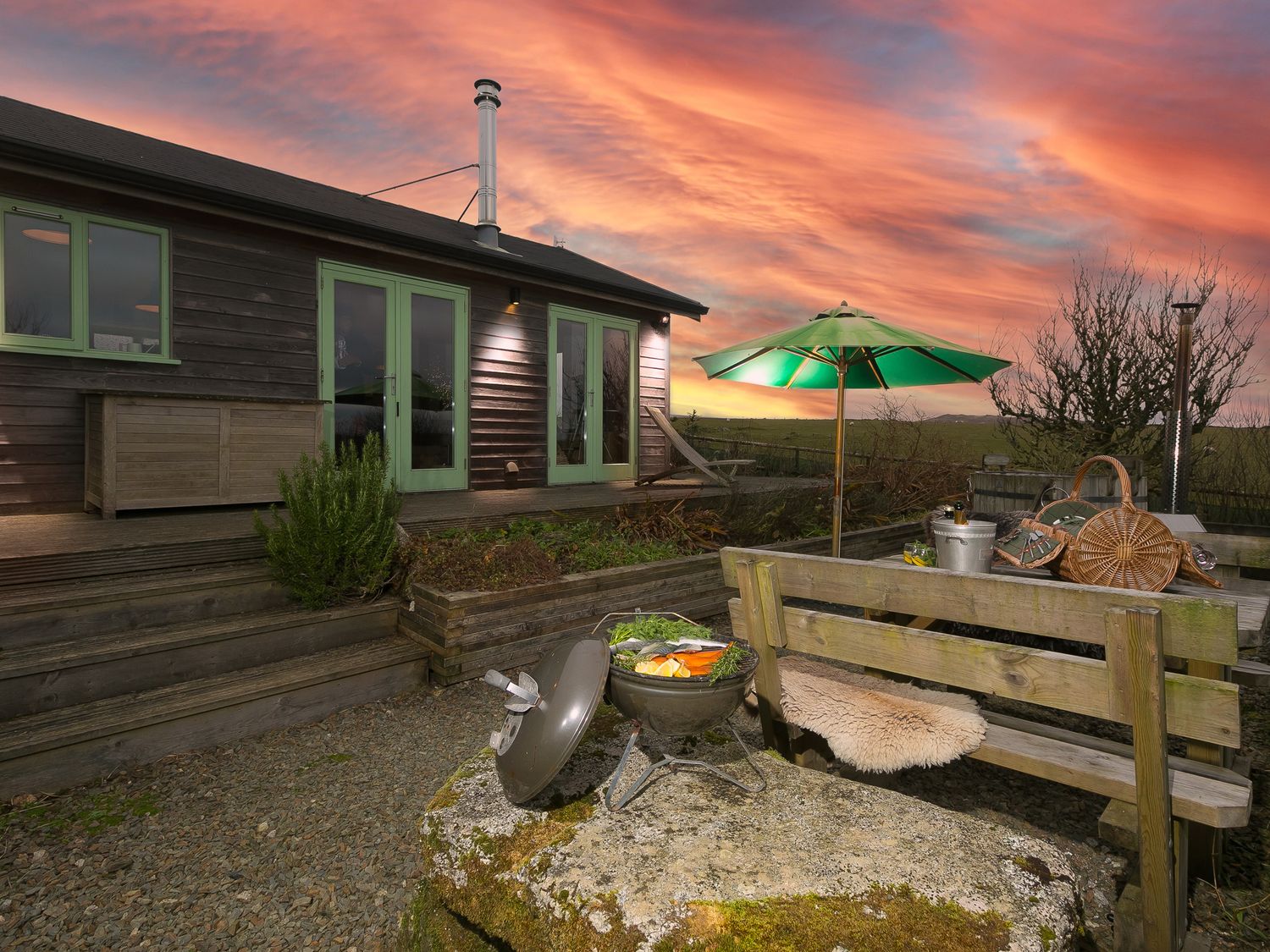 Smugglers, St Tudy, Cornwall. Hot tub. Woodburning stove. Romantic. Smart TV. Pet-friendly. En-suite