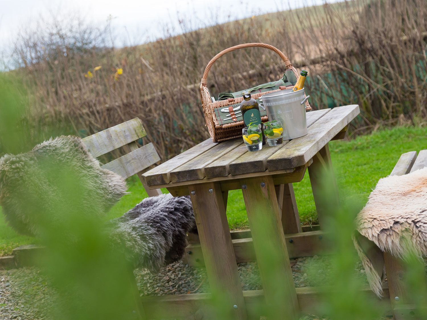 Smugglers, St Tudy, Cornwall. Hot tub. Woodburning stove. Romantic. Smart TV. Pet-friendly. En-suite