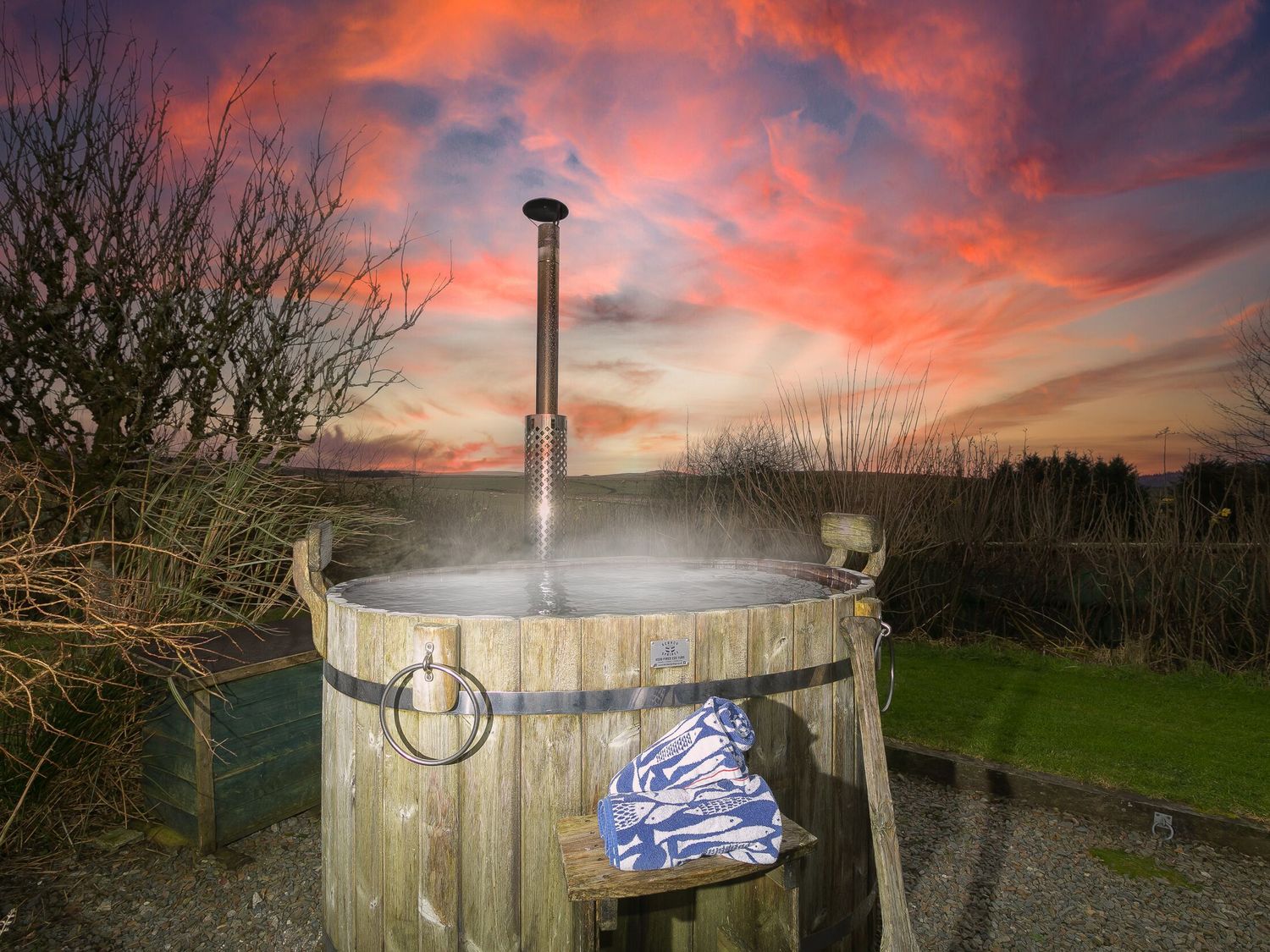 Smugglers, St Tudy, Cornwall. Hot tub. Woodburning stove. Romantic. Smart TV. Pet-friendly. En-suite