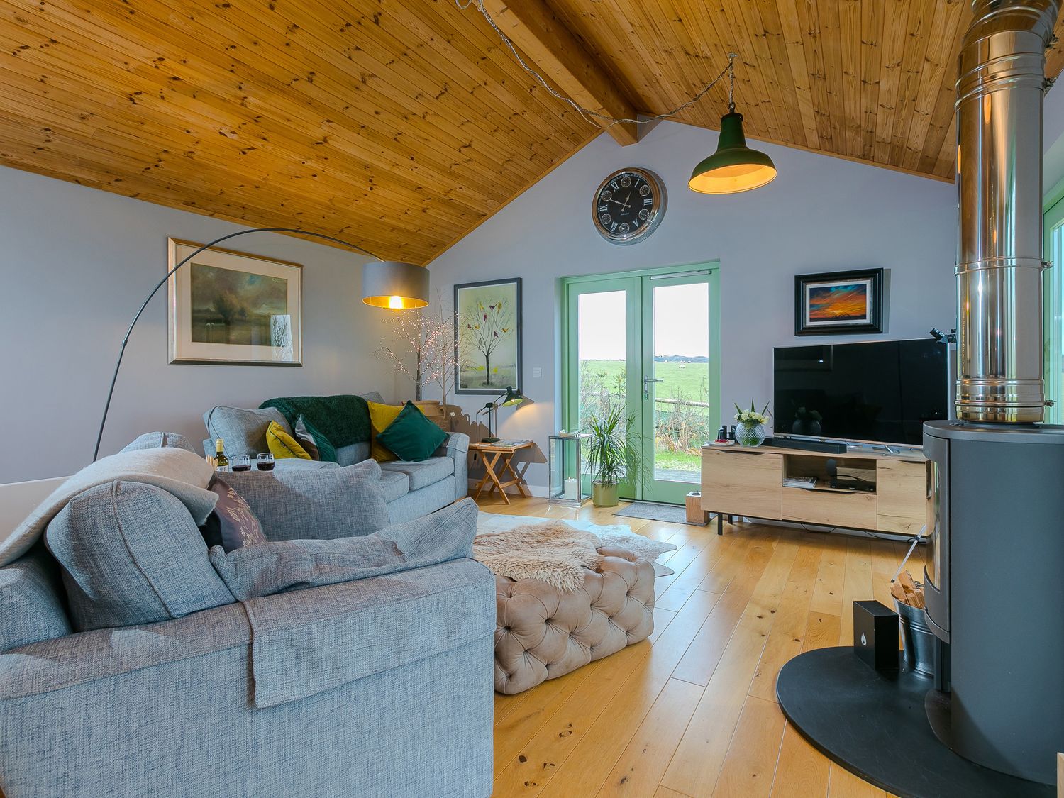 Smugglers, St Tudy, Cornwall. Hot tub. Woodburning stove. Romantic. Smart TV. Pet-friendly. En-suite