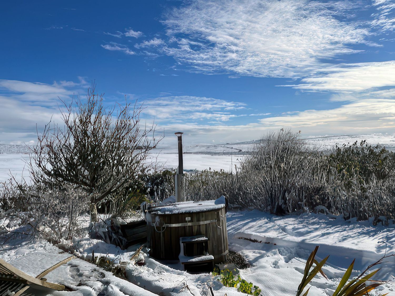 Smugglers, St Tudy, Cornwall. Hot tub. Woodburning stove. Romantic. Smart TV. Pet-friendly. En-suite