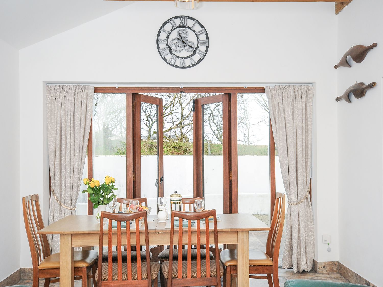 Dairy Barn nr Camelford, Cornwall. Ground-floor living. Woodburning stove. Countryside. Pet-friendly