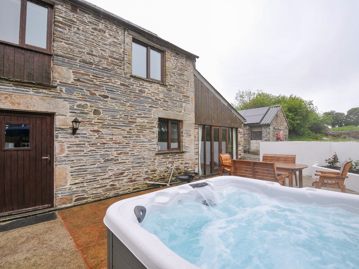 Dairy Barn nr Camelford, Cornwall. Ground-floor living. Woodburning stove. Countryside. Pet-friendly