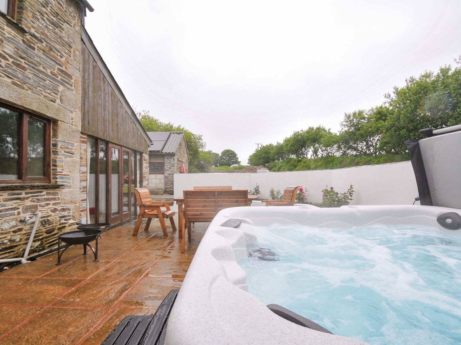 Dairy Barn nr Camelford, Cornwall. Ground-floor living. Woodburning stove. Countryside. Pet-friendly