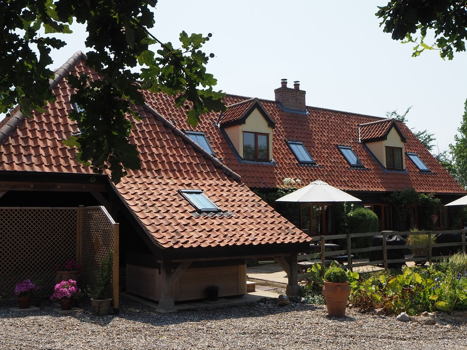 Cedar Cottage, Ilketshall St. Margaret, Bungay, Suffolk. Hot tub. Ground-floor living. Pet-friendly.