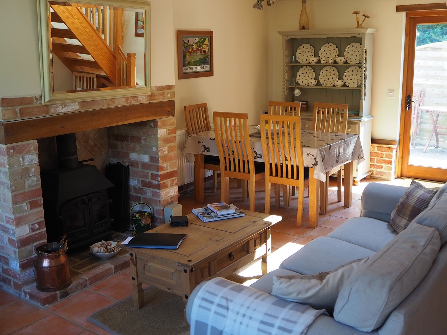 Cedar Cottage, Ilketshall St. Margaret, Bungay, Suffolk. Hot tub. Ground-floor living. Pet-friendly.