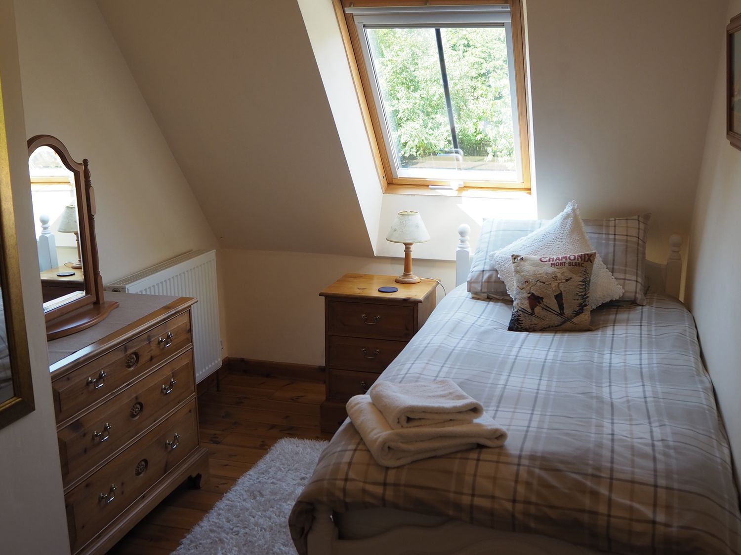 Cedar Cottage, Ilketshall St. Margaret, Bungay, Suffolk. Hot tub. Ground-floor living. Pet-friendly.