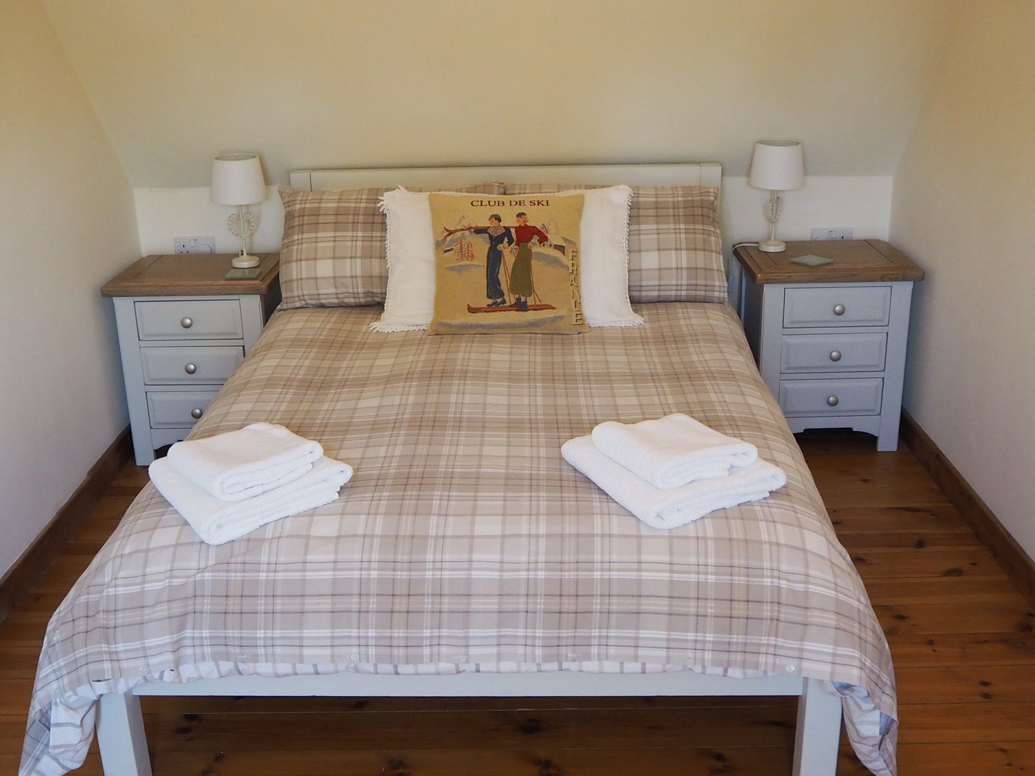 Ash Cottage in Ilketshall St. Margaret, Bungay, Suffolk. Hot tub. Ground-floor living. Pet-friendly.