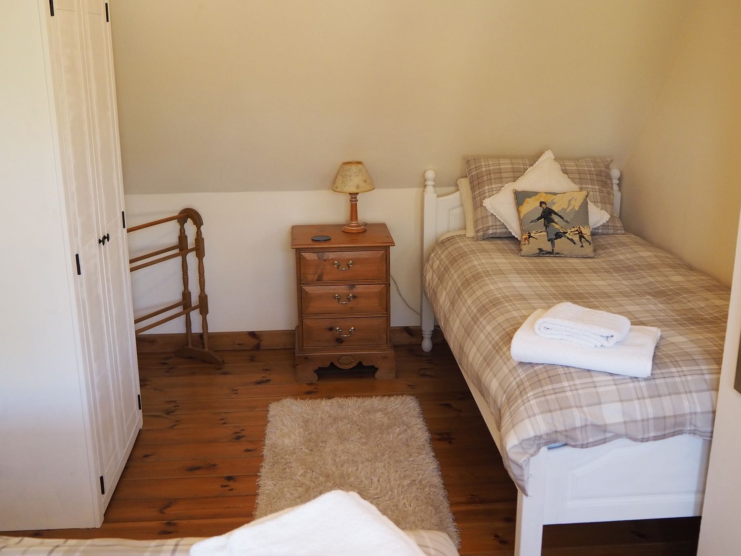 Ash Cottage in Ilketshall St. Margaret, Bungay, Suffolk. Hot tub. Ground-floor living. Pet-friendly.