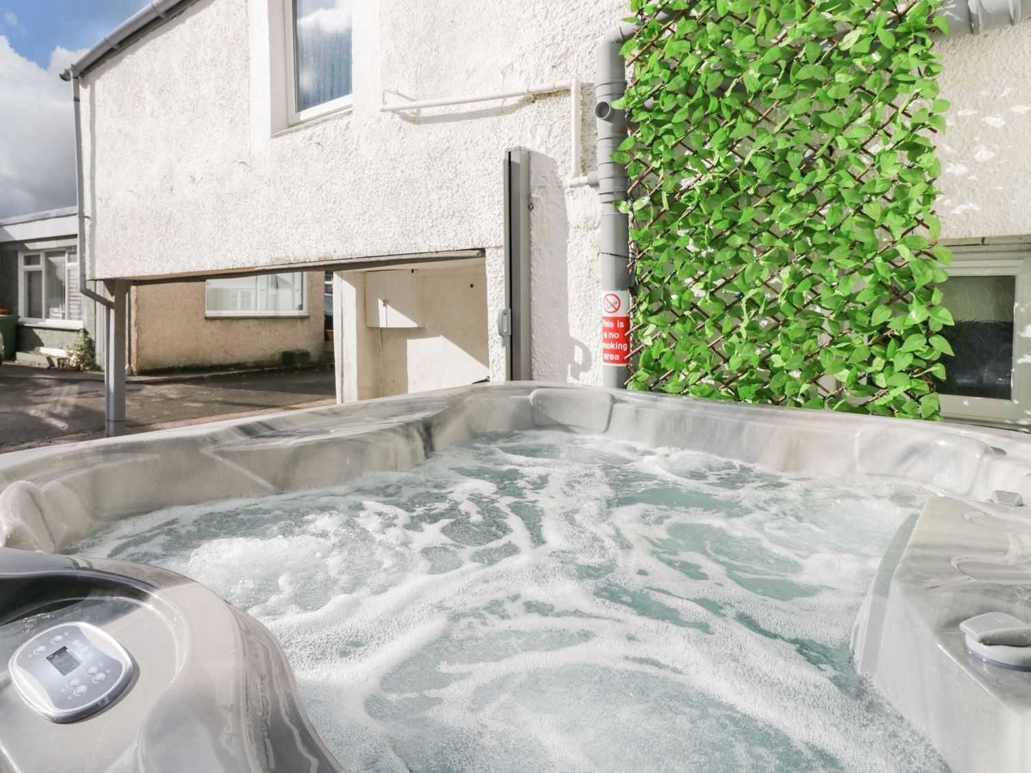 Lakeland View, Keswick, Cumbria. Near amenities. In the Lake District National Park. Private hot tub