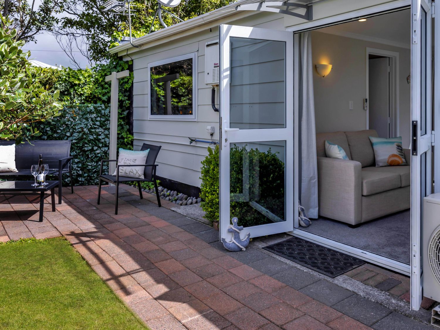 Seaside Hideaway - New Plymouth Holiday Home                     photo 2